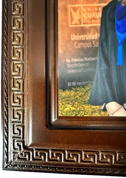 Foto de graduación enmarcada en marco cuadrado de madera de lujo