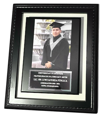 Foto de generación enmarcada en marco rectangular de madera premium